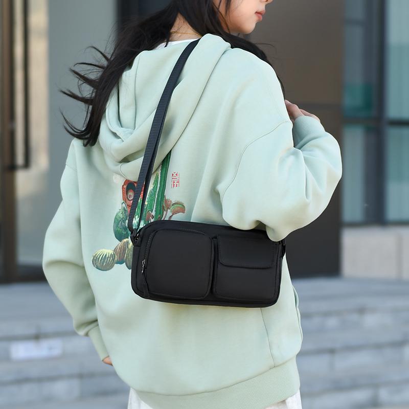 Nuova Borsa a Spalla da Uomo Leggera Tracolla Regolabile Borsa a Tracolla a Mani Libere Multitasche Unisex Borsa da Sotto Braccio Uso Quotidiano