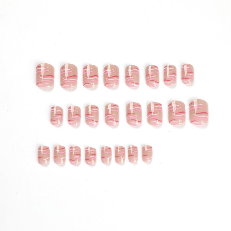 Nagelkunststück, süßes Rosa, roter Kontrastfarbton, gestreift, wellig kurz, Nagel tragen, fertiges Nagelkunstprodukt tragen.
