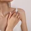 Luxuriöser goldener Hohlring mit Diamant-Inlay: Exquisites stapelbares doppelstöckiges Design