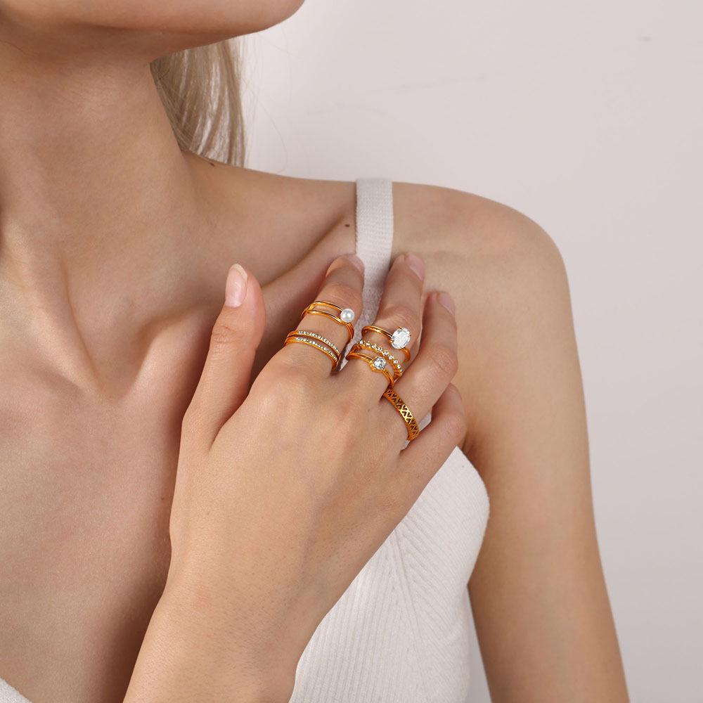 Luxuriöser goldener Hohlring mit Diamant-Inlay: Exquisites stapelbares doppelstöckiges Design