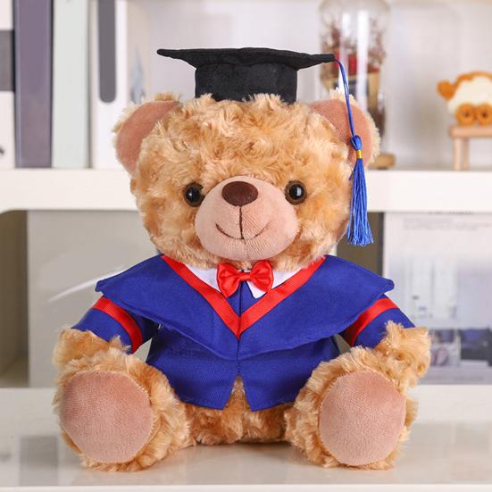 Plyšový medvídek absolvent 2025 s talárem, čepicí a střapcem, roztomilý hnědý absolvent