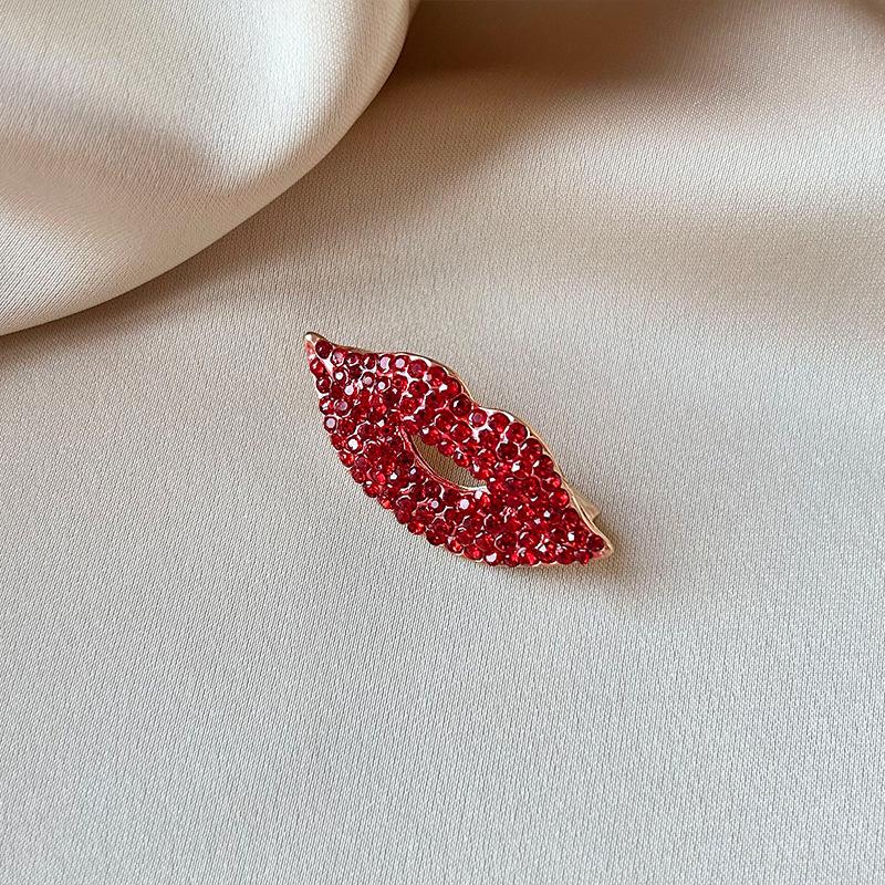 Sexy Red Lips Brooch, Fashionable and Shiny, Classic Clothing Accessories, Drooping Heart-shaped Brooch