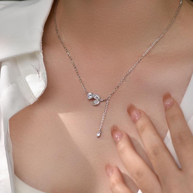 Collier à Pampilles de Fleurs, Design de Niche, Luxe Léger avec Incrustation de Diamants, Tempérament Haut de Gamme, Chaîne Clavicule, Féminin