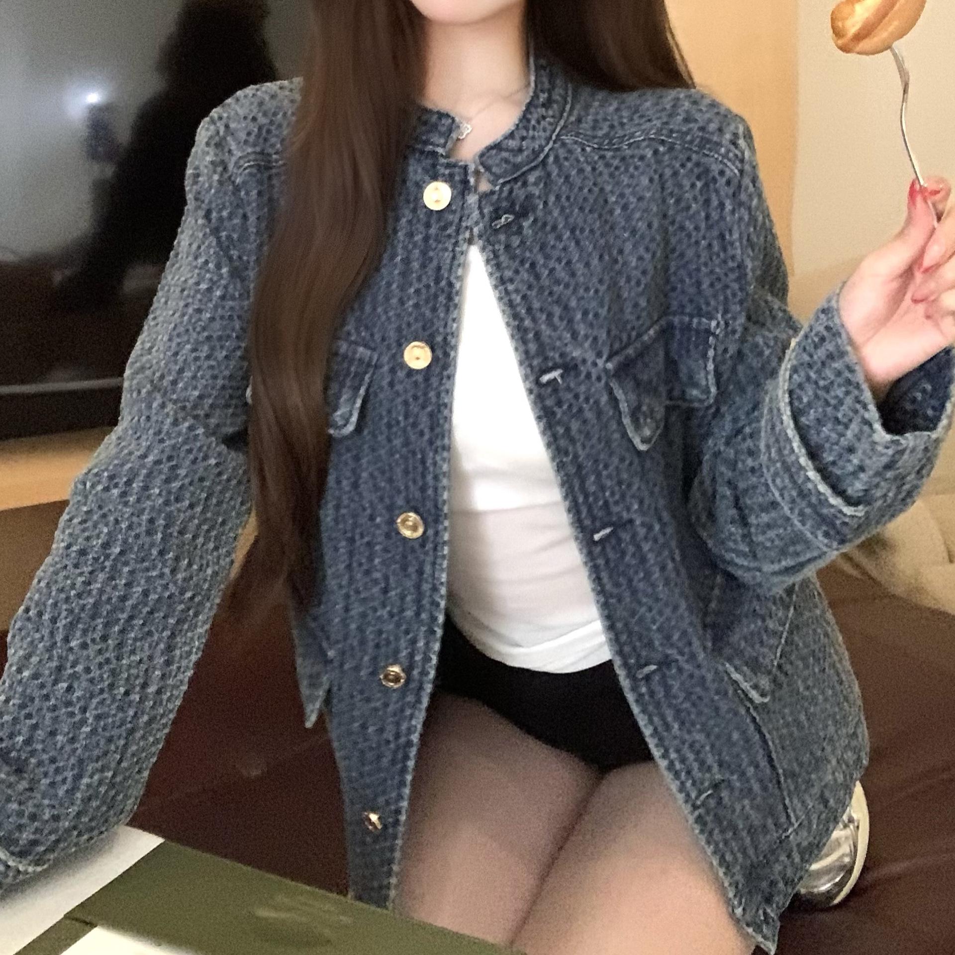 

Женская ретро-джинсовая куртка синего цвета с воротником-стойкой – Элегантный текстурированный топ для весны и осени Medium синий