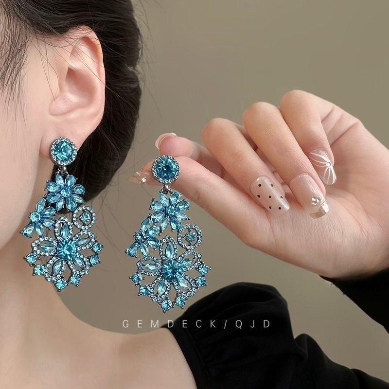 Elegant Retro Rhinestone Flower Stud Earrings: Geometric Style, Luxurious Fashion Accessories