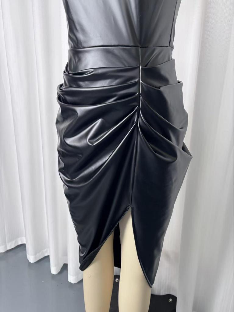 2025 Schickes Europäisches & Amerikanisches PU-Leder Spaghettiträger Raffierte Taille Schlitz Kleid