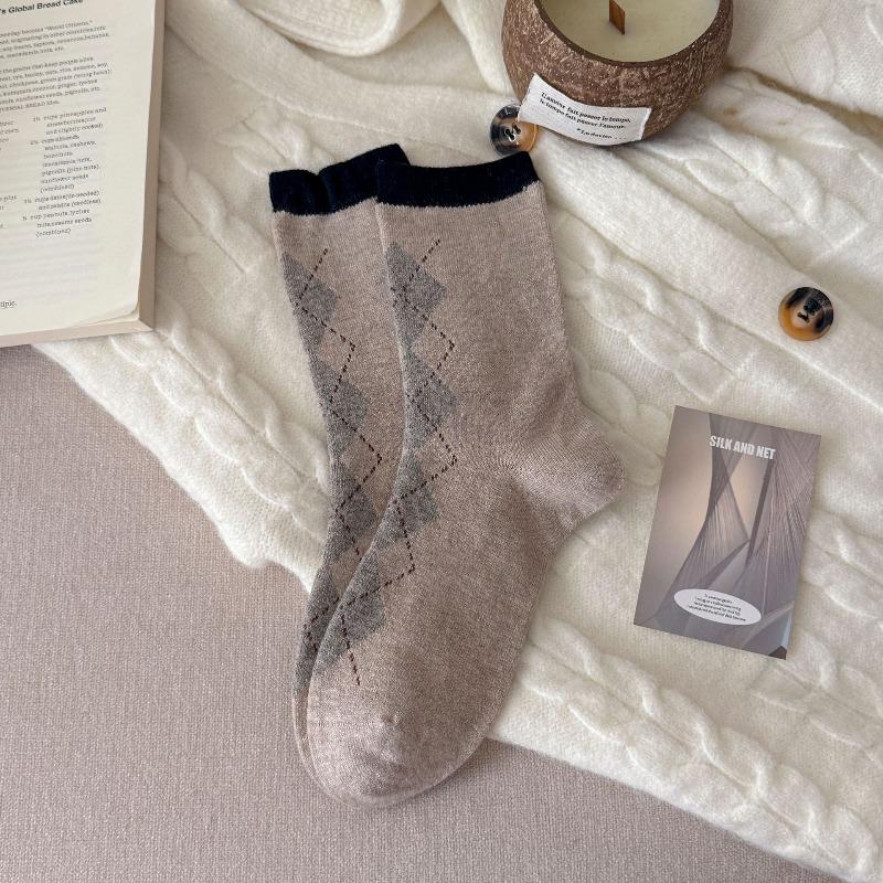 Woolen Boneless Pile Socks with Contrasting Color Diamond-shaped Patterns, Warm and Retro Mid-calf Socks for Autumn and Winter