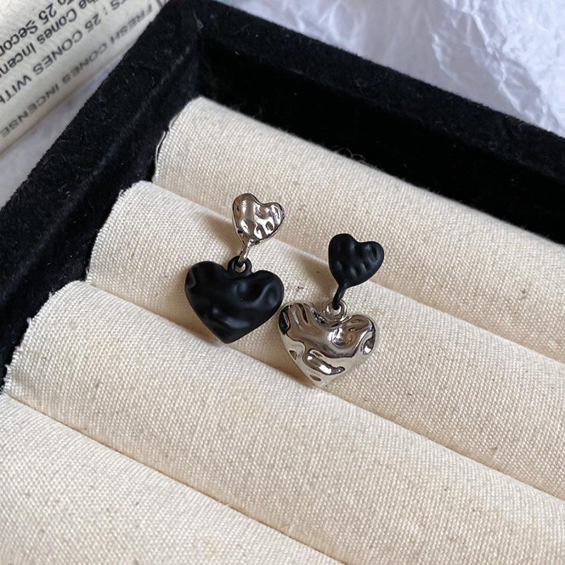 Kolczyki kwiaty wielowarstwowe czarne na srebrnych sztyftach - Eleganckie, wysokiej klasy kolczyki sztyfty o wszechstronnym designie.