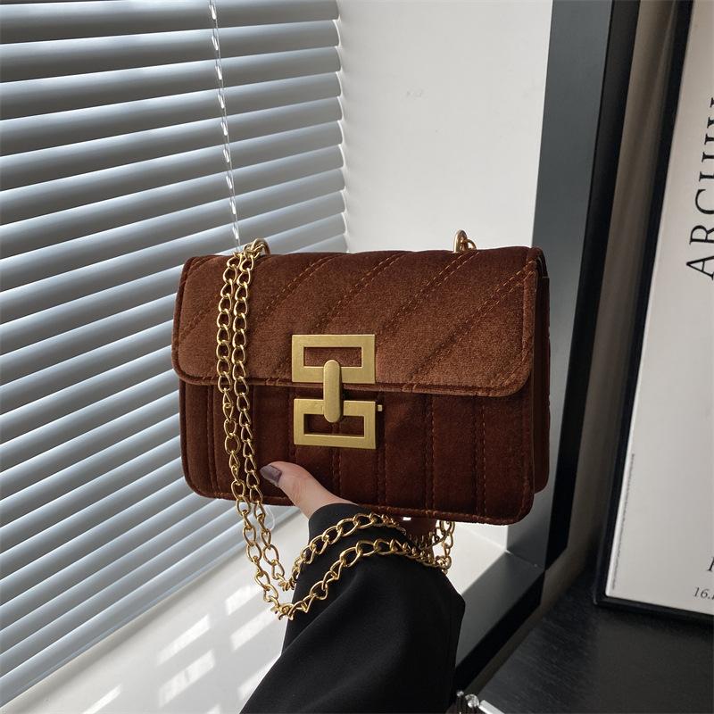 

Цепочка, бархатная маленькая квадратная сумка для通勤, женская, корейская версия, новая популярная, повседневная, модная, универсальная, ретро сумка-мессенджер коричневый