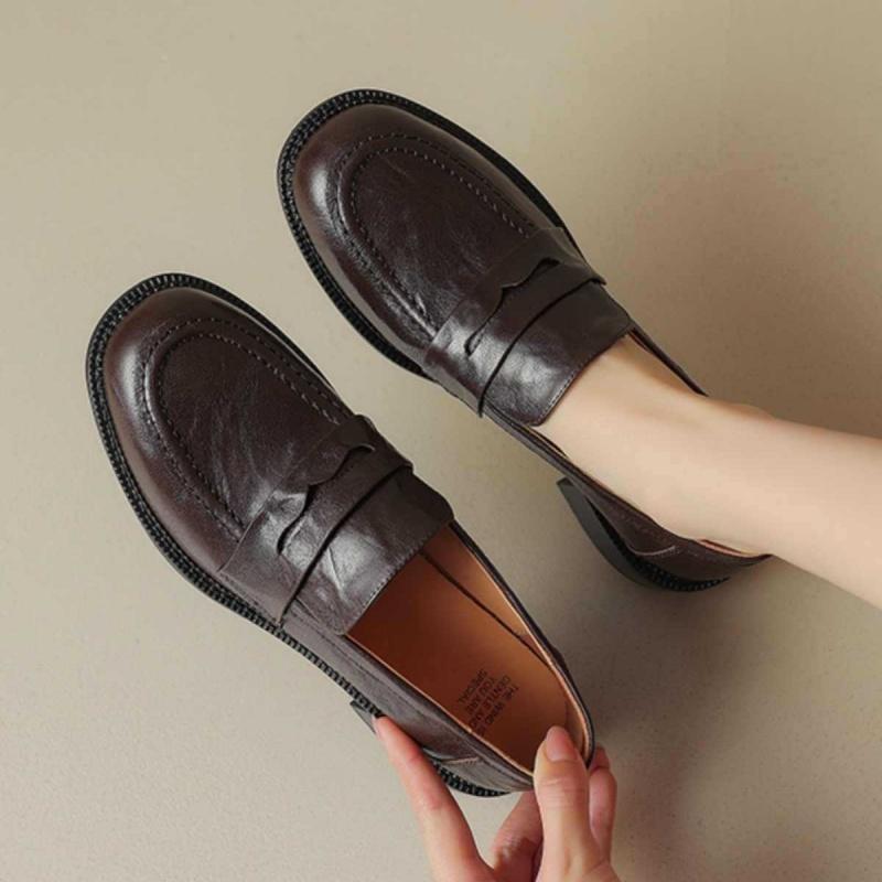 2025 Autumn And Winter Leather Flat Shoes Designer New Style Solid Black Casual Women Loafers Comfortable Soft Soled Women Flats