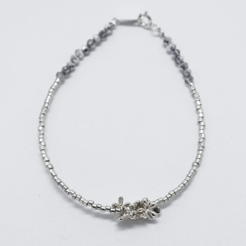 BONBEAU Winzige silberne Blumenperlen Armband