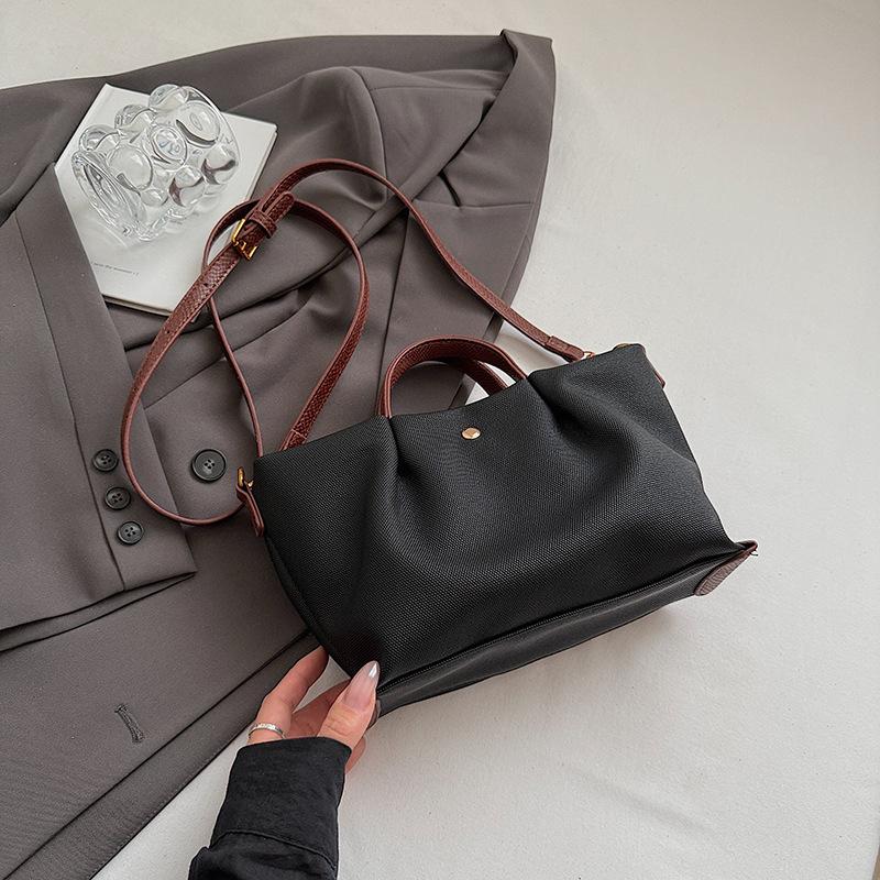 

Cloth bag women s autumn 2025 new fashion niche fashionable simple shoulder messenger bag Korean version pleated small square bag
