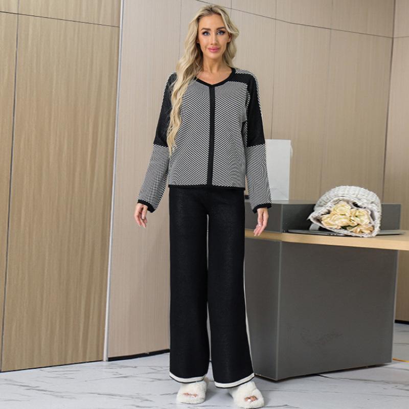 

New Autumn and Winter V-neck Color Matching Striped Knitted Bat Sweater Loose Wide-leg Pants Knitted Two-piece Set One size чорний