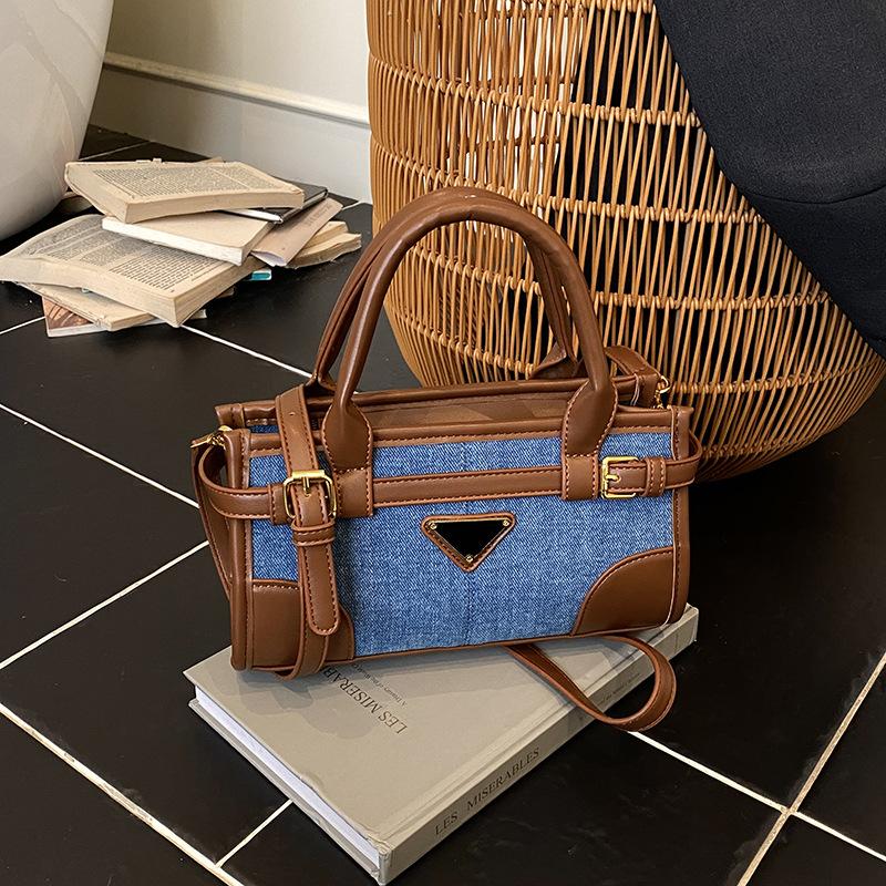 

Frosted retro bag large capacity 2025 new casual daily niche crossbody bag hand-held commuter bag світло-синій колір