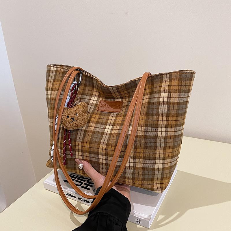 Autumn and winter retro large-capacity handbag women's 2025 new leisure commuter plaid college student class tote bag