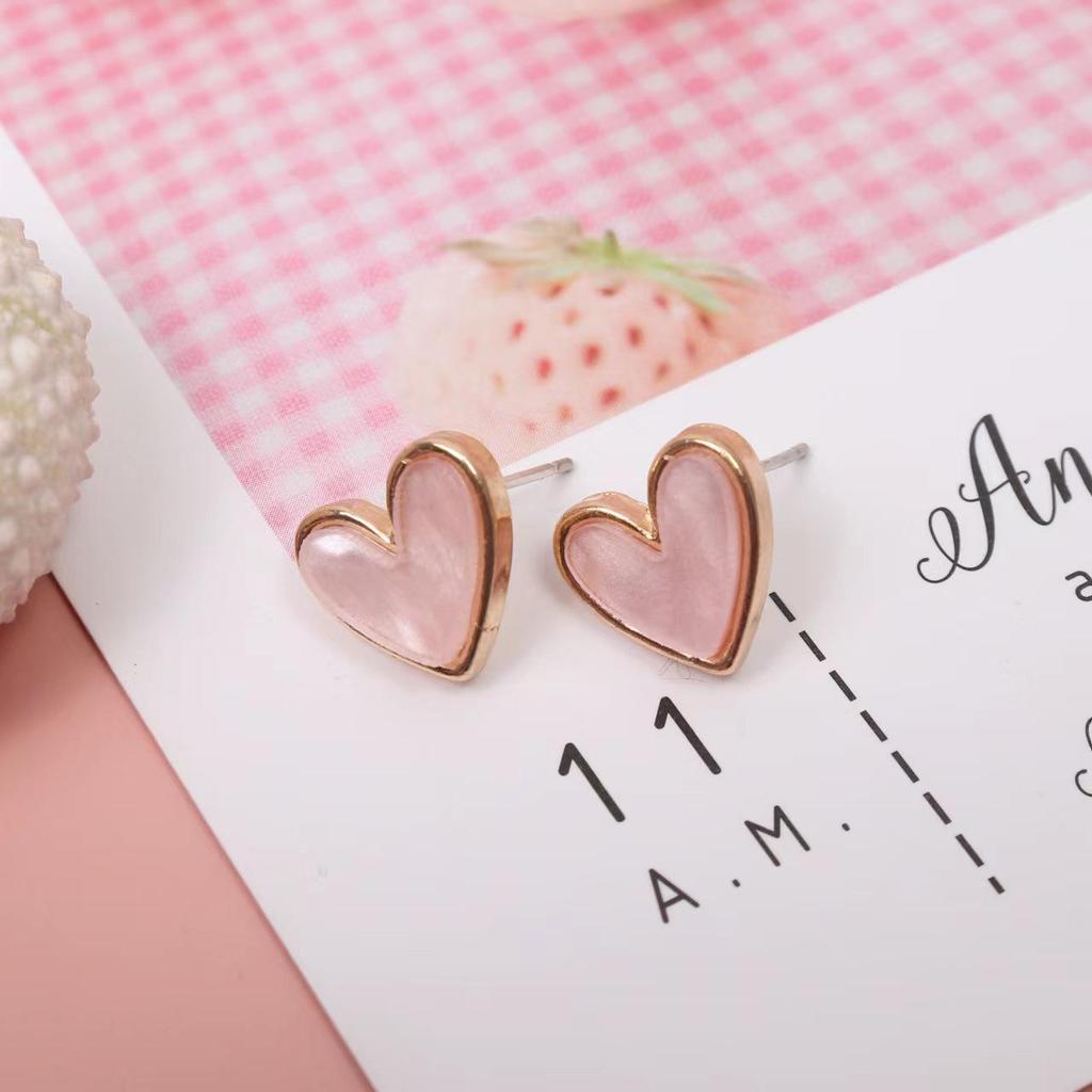 Cercei Inimă din Argint Coreean S925: Charmant, Proaspăt și Versatil pentru o Atingere Fetișcană.