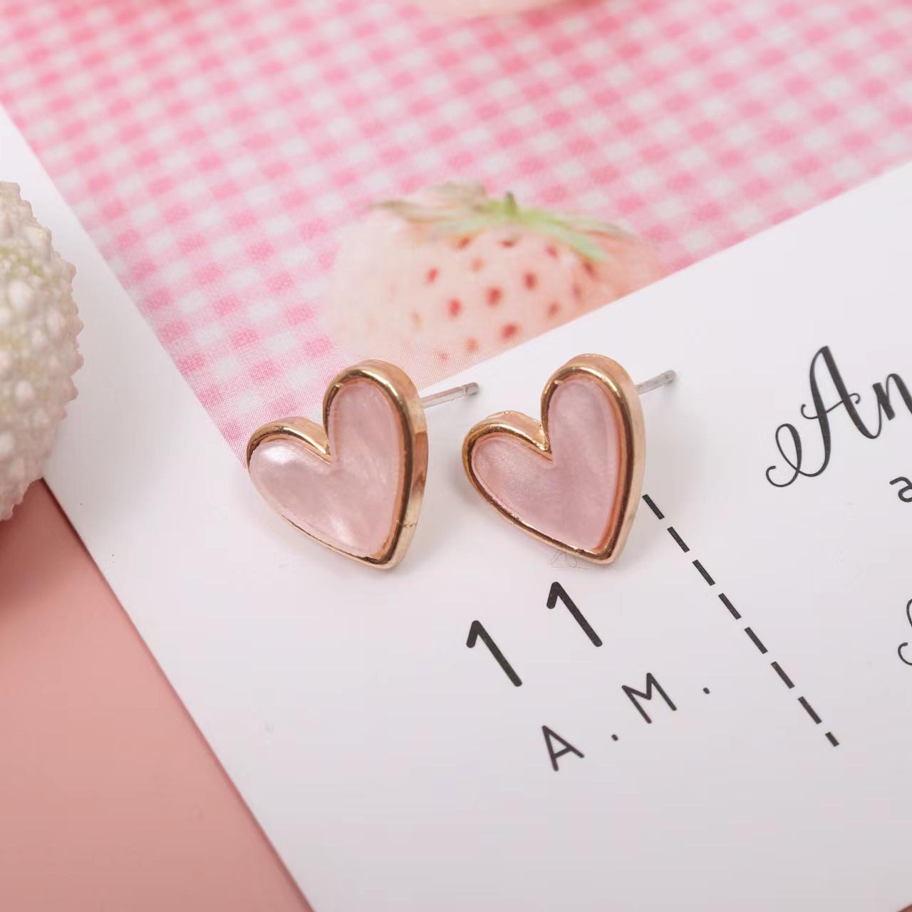 

Корейские серебряные серьги-сердечки S925: Очаровательный, свежий и универсальный, с ноткой женственности.