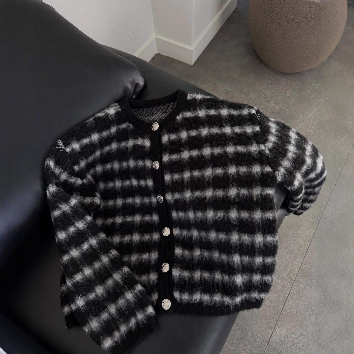 2025 Евро-американский кросс-граничный российский осенне-зимний повседневный кардиган на пуговицах с цветными блоками для женщин 3XL белый/чёрный