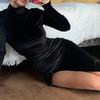 Rochie de damă la modă, de culoare uni, cu gât înalt, lungă din catifea, slim fit, șifonată