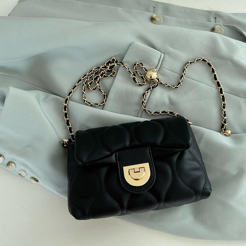 Niche Light Luxury Chain Women's Bag Shoulder Bag Crossbody Bag Student Bag New Fashion Versatile Sweet Girl Small Bag