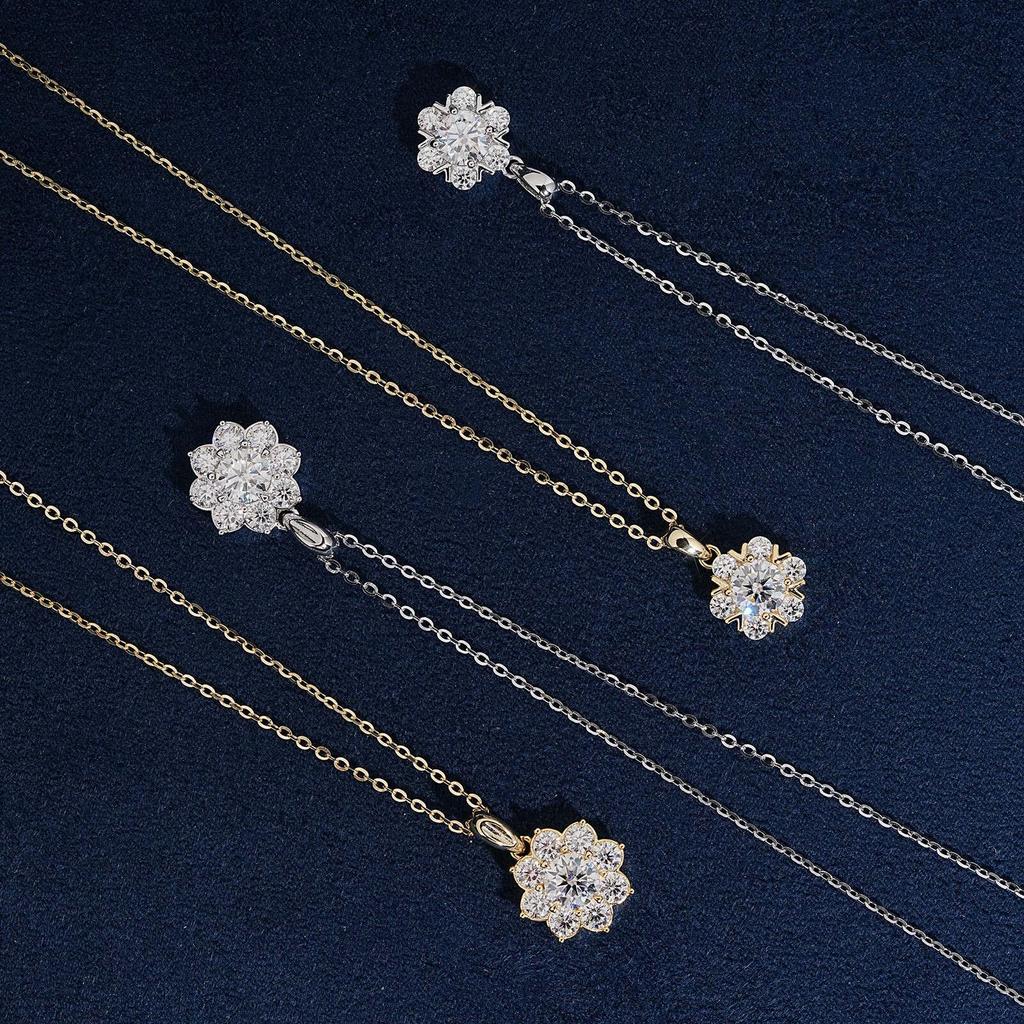 Elegant Moissanite Flower Necklace: 1 Carat 8 Hearts & Arrows Cut, Light Luxury Clavicle Chain, European & American Style.