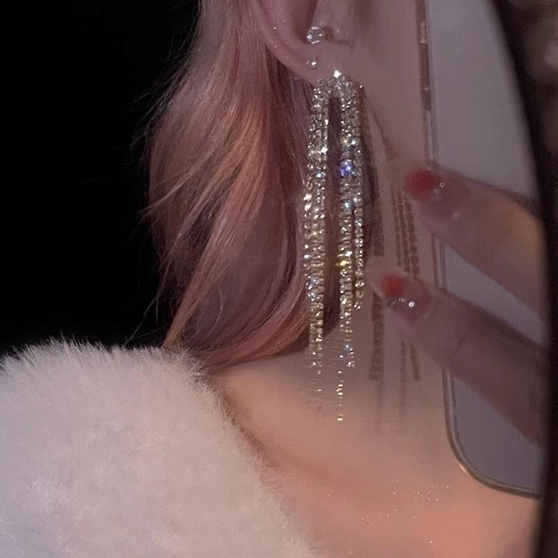 Spicy Girl Vibe: 2025 Sweet & Cool Niche Tassel Earrings - Chic & Slimming Long Design