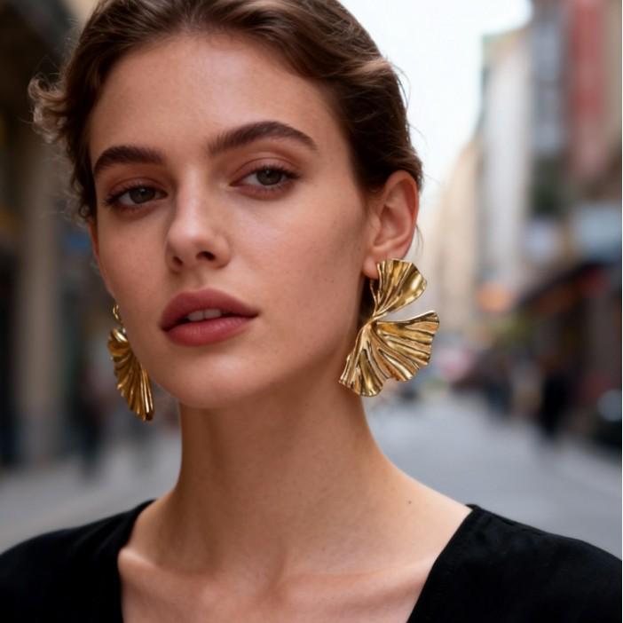 European & American Retro Irregular Leaf Earrings: Light Luxury, High-End, Fashionable Studs with Personality.