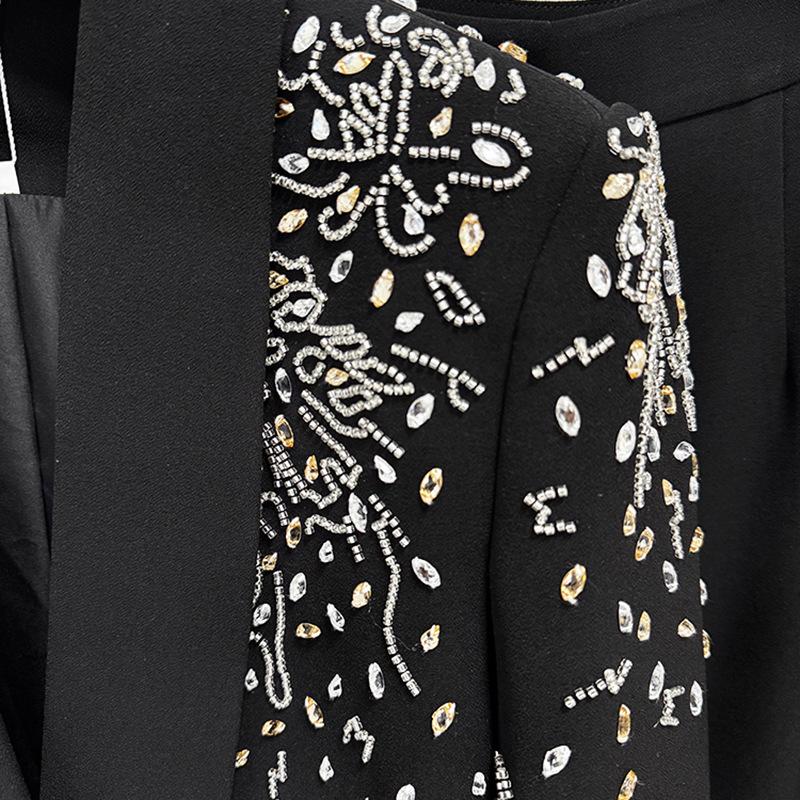 Moda High Street 2026 Collezione Inizio Primavera: Completo Giacca e Pantaloni Elegante con Perline e Strass
