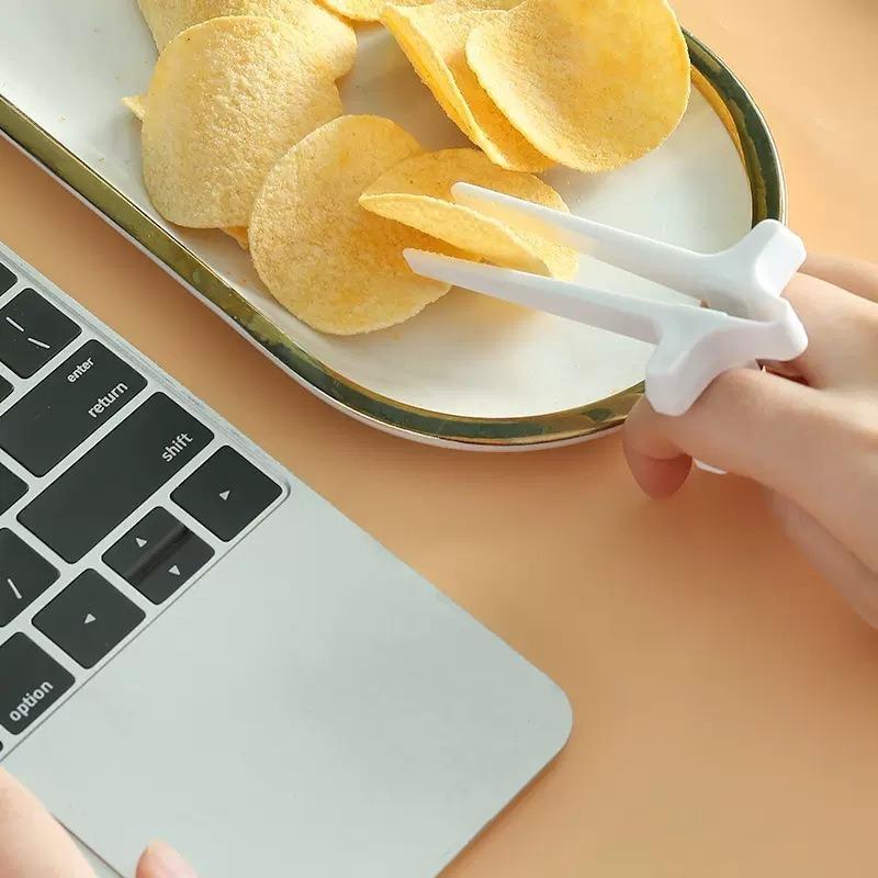 1 Stück Lazy Finger Essstäbchen-Clip, Nicht schmutziges Handwerkzeug zum Fernsehen und Ansehen von Videos, Rutschfester, tragbarer Snack-Food-Clip