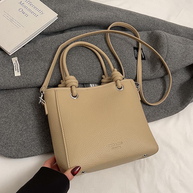 

This year s popular new product Korean version is fashionable and simple, portable bucket bag, casual commuting, solid color messenger shoulder bag fo