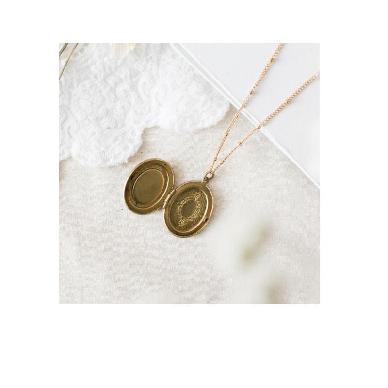 14K Gold Niche Vintage Necklace with White Dried Flower Photo Frame