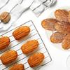 Silicone Baking Mold 18-Cavity Madeleine Pan Shell Shape Chocolate Mold Non-Stick Easy Release Temperature -40°C to 220°C Brown