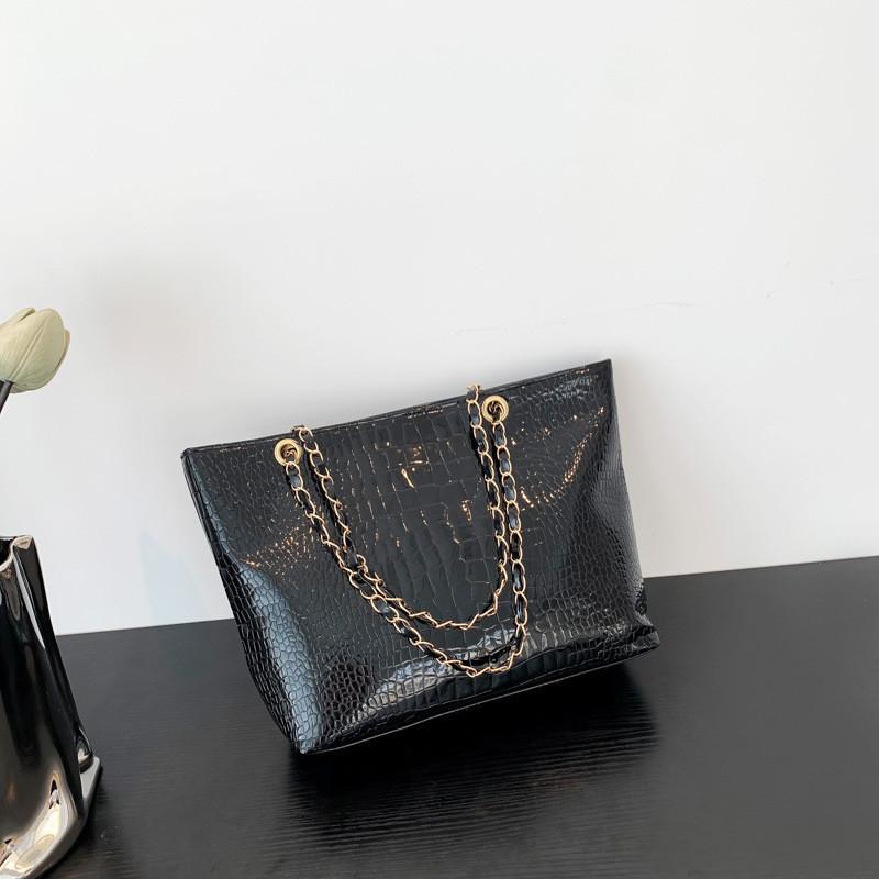

Trendy Black Tote Bag With High-end Feel And Street Style Elements