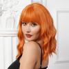 Mittellange Synthetik-Perücken mit Pony Schmutziges Orange Halloween Cosplay Anime-Perücken Bühnenauftritt