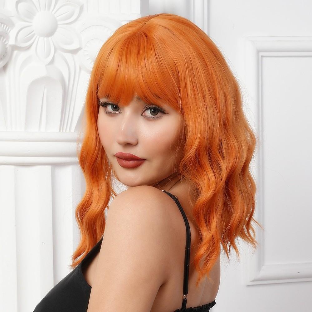 Mittellange Synthetik-Perücken mit Pony Schmutziges Orange Halloween Cosplay Anime-Perücken Bühnenauftritt