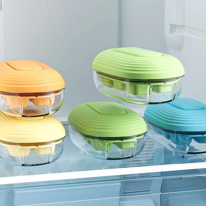 Skladujte mražené kostky ledu v lisovaných ledových boxech pro snadné uvolnění a rychlé zmrazení pro domácí použití