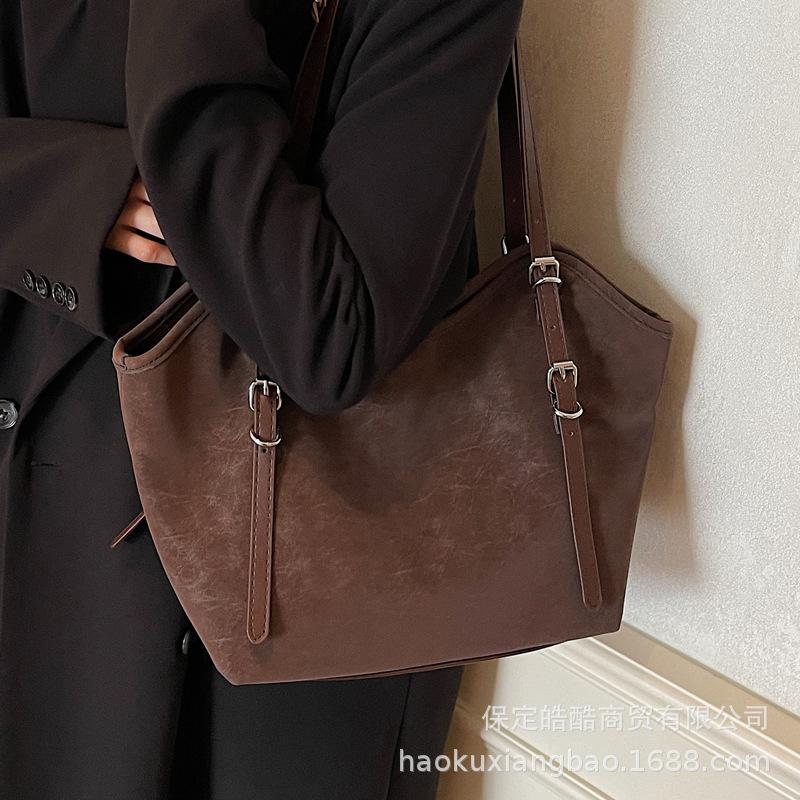Large capacity matte retro bag women's autumn and winter 2025 new versatile shoulder bag texture work commuter tote bag