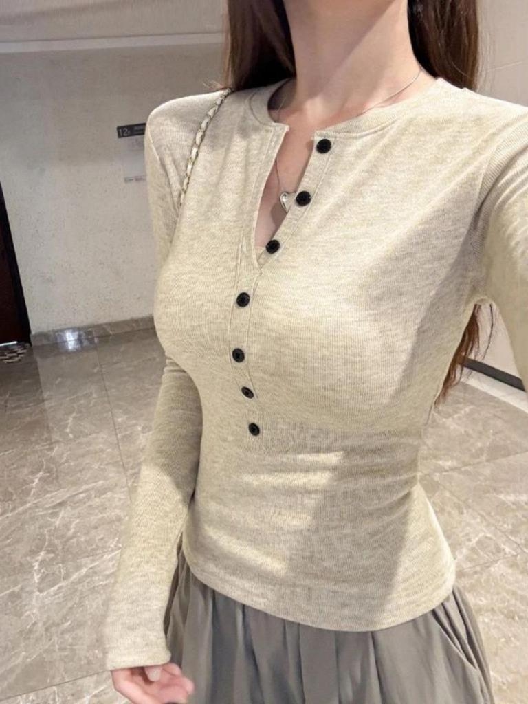 Spicy Girl Elegant Slim-Fit Long Sleeve Button-Down Top for Women, Autumn/Winter, Flattering Inner Layer with Regular Shoulders.