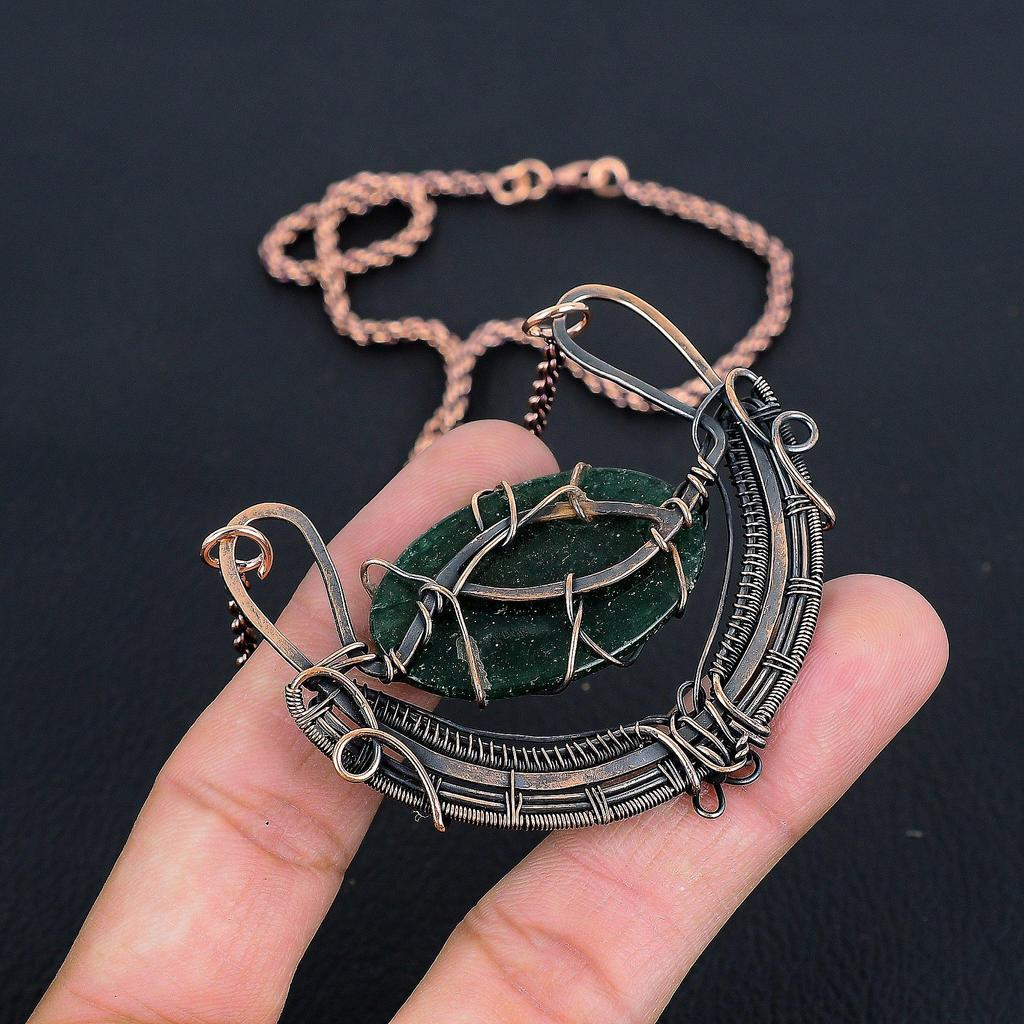 Wunderschöner grüner Jade Edelstein handgemachter Kupferdraht Wickelschmuck Hübsche Halskette für Frauen