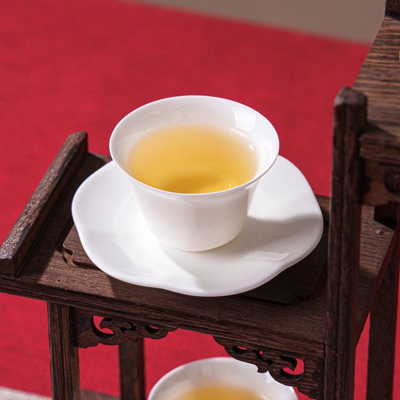 Luxuriöses unregelmäßiges Knochenporzellan-Tassen- & Untertassen-Set mit Gebäckschale in Reinweiß