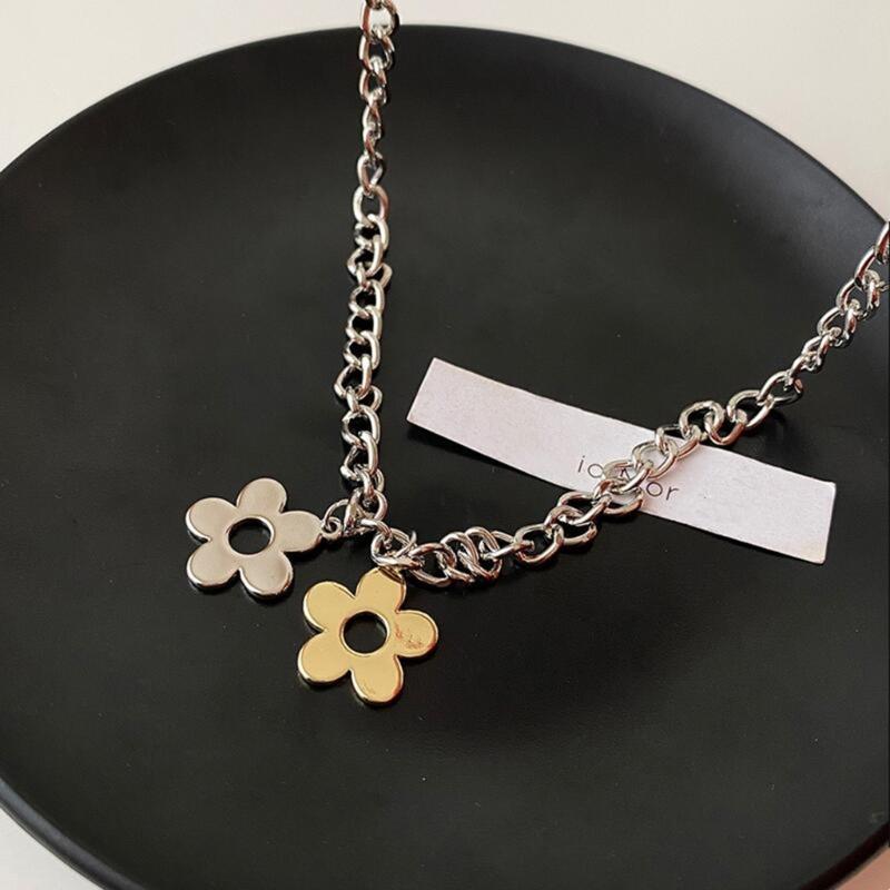 Flower Pendant Necklaces Small Flower Chokers Chain Necklaces Girls Women Jewelry Alloy Material Party Accessories