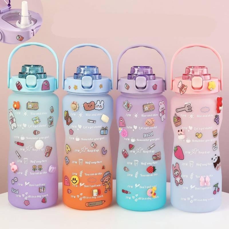 Große Sport-Wasserflasche aus Kunststoff mit Farbverlauf und Strohhalm, praktischer Griff