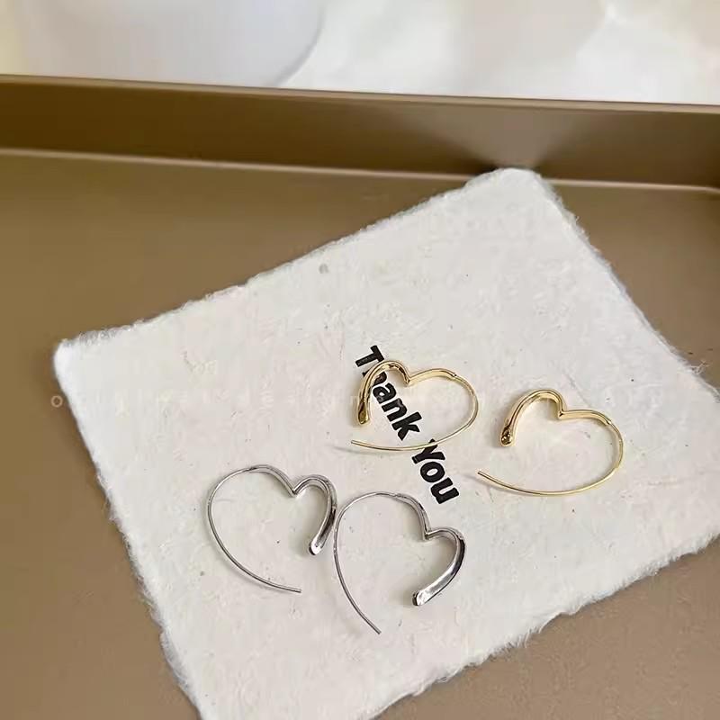 Elegant Sweetheart Earrings: Unique Hooks for Square & Round Faces