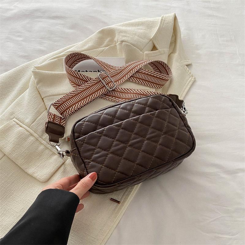 

Elegant Brown Small Square Crossbody Bag Featuring Trendy Street Style Design коричневий