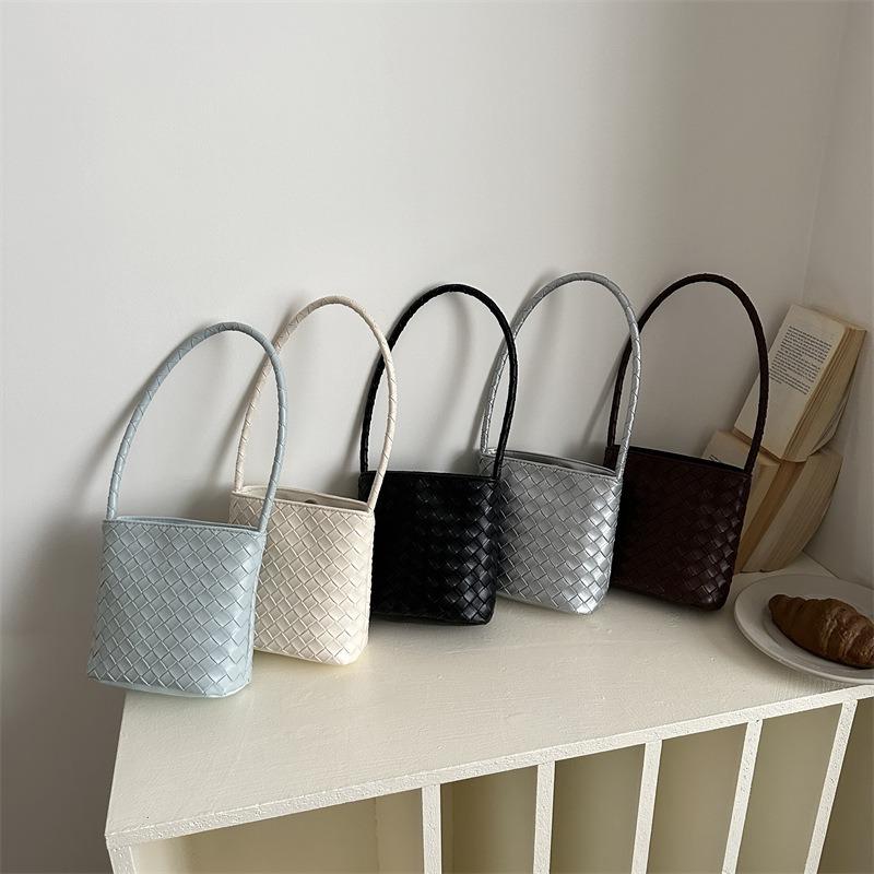 Tide bag women's new crossbody woven bucket bag simple casual shoulder bag commuter armpit bag