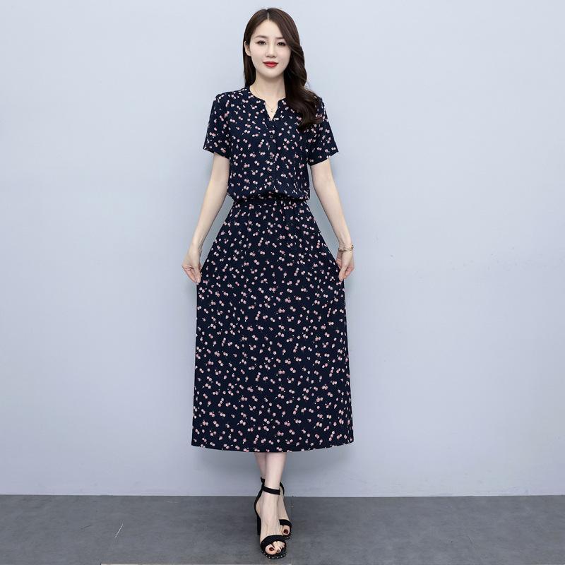 2025 Summer Collection: Floral V-Neck Cotton and Rayon Dress - Waist-cinching, Slimming, Age-Reducing Long Dress for Women