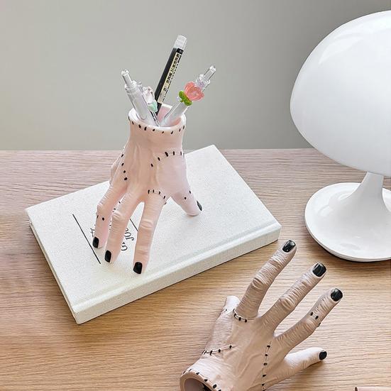 Horror Handförmiger Stifthalter Handfläche Gebrochene Hand Ornament mit Narben und Stichen Gruseliger Schreibtischorganizer Einzigartiger Stiftebecher Halloween-Dekoration
