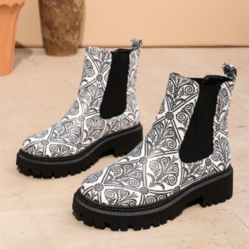 The New Large-sized Casual and Fashionable Women's Boots and Shoes Can Be Worn on One Foot