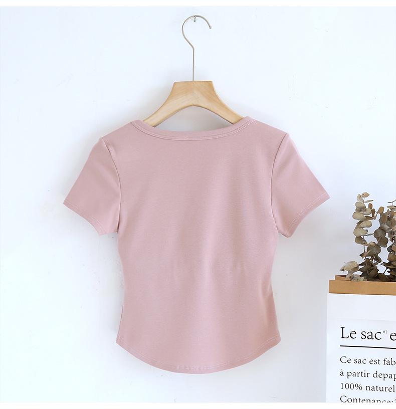 Dámské tričko s krátkým rukávem s vycpávkou na hrudi, nepravidelným lemem, čtvercovým výstřihem a spodním lemem pod prsy — Ideální na léto.