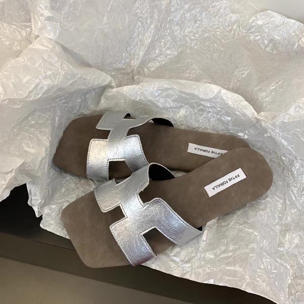 

Тапочки женские летние для улицы 2025 лето новый однословный драг на плоской подошве с пляжными туфлями сандалии женские 40 серебряный